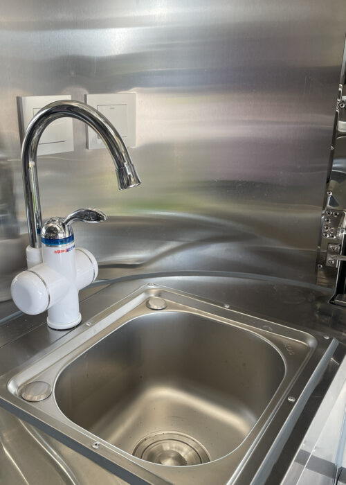 Closeup Wasserhahn und Spüle aus Edelstahl
