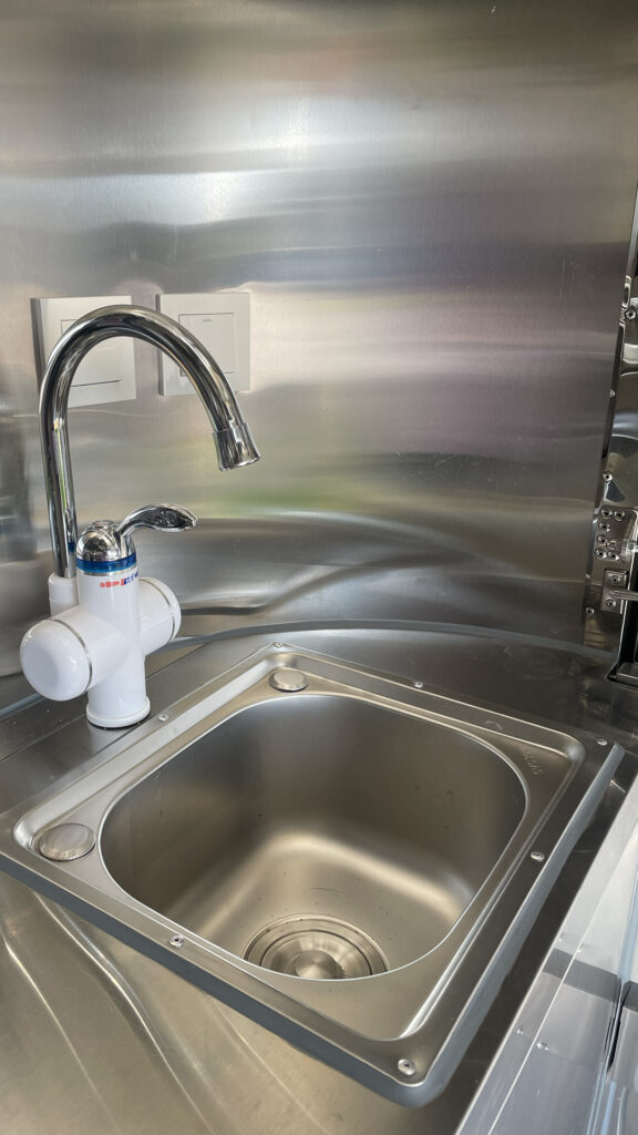 Closeup Wasserhahn und Spüle aus Edelstahl