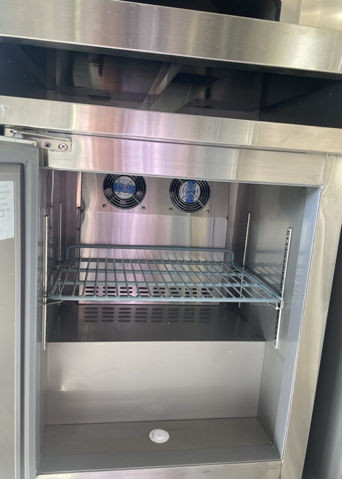 Blick in den Edelstahl-Kühlschrank