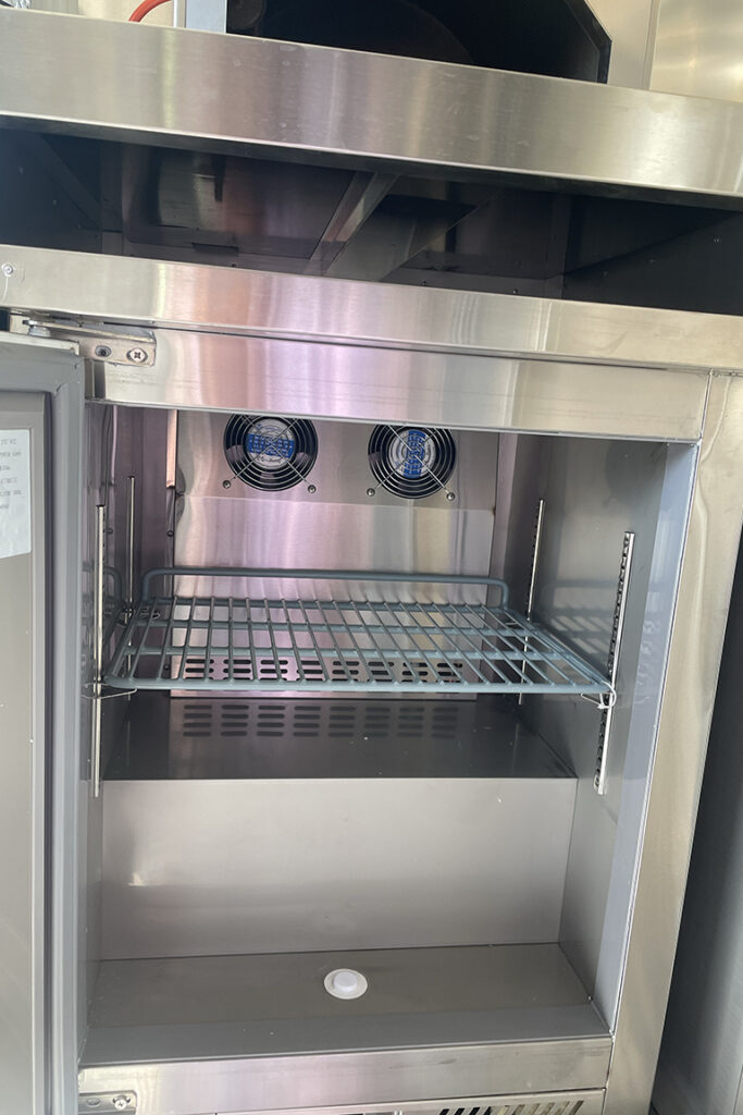 Blick in den Edelstahl-Kühlschrank